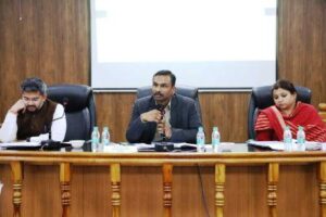 अपर मुख्य निर्वाचन अधिकारी ने समीक्षा बैठक करते हुए अधिकारियों को आवश्यक दिशा-निर्देश दिए