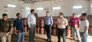 एलपीजी गैस की कालाबाजारी पर जिला प्रशासन सख्त, गैस एजेंसियों का औचक निरीक्षण