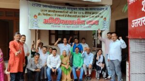 10% क्षैतिज आरक्षण: धरने में पहुंचे पूर्व दर्जाधारी विवेक खंडूरी व यूकेडी के उपाध्यक्ष भुवन चंद जोशी