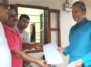 धरना दे रहे राज्य आंदोलनकारीयों से मिलने पहुंचे तीरथ सिंह रावत