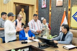 अपनों की प्रताड़ना से टूटे बुजुर्ग, न्याय की आस में पहुंचे समाधान दिवस